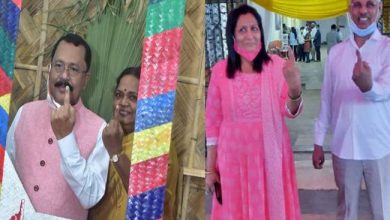 Photo of गोवा के गवर्नर ने मतदान की शुरुआत में ही अपनी पत्‍नी के साथ डाला वोट, जायजा लेने के लिए मतदान केंद्र पहुंचे पूर्व सीएम मनोहर पर्रिकर