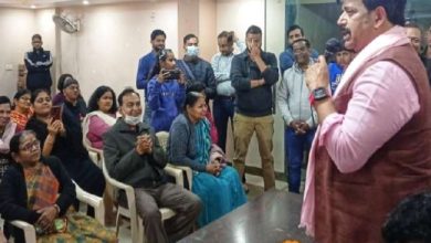 Photo of गोरखपुर में पत्नी संग पहुंचे सांसद रवि ने कहा- ऐतिहासिक मतों से जीत दर्ज करेंगे योगी…..