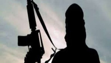 Photo of कश्मीर पुलिस ने सोपोर में अल-बद्र के तीन आतंकवादियों को किया गिरफ्तार, हथियार और गोला-बारूद बरामद