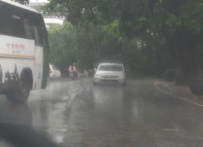 Photo of UP में तेज हवाओं के साथ हल्की बारिश की भी है संभावना, जानें- मौसम का ताजा अपडेट