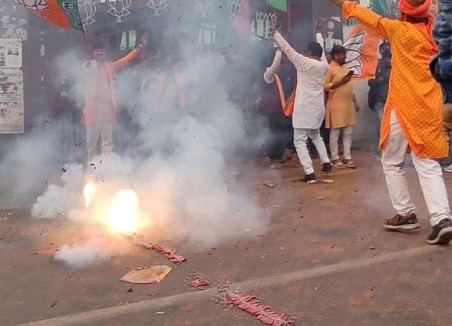 Photo of रुझानों को देखते हुए लखनऊ में जीत का जश्‍न हुआ शुरू, तस्‍वीरों में देखें शहर का हाल