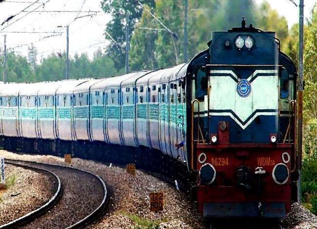 Photo of लखनऊ से गुजरेंगी दिल्ली मुंबई और चंडीगढ़ तक चलने वाली होली स्पेशल ट्रेनें, आज से करें बुकिंग