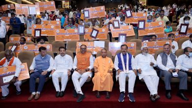 Photo of 10 परिवारों को प्रतीक स्वरूप अपने कर-कमलों से स्वीकृति पत्र किये प्रदान