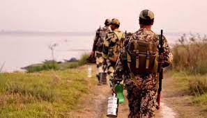 Photo of भारत-पाक सीमा पर एक बार फिर से उड़ता हुआ दिखा ड्रोन, बीएसएफ के जवानों ने फायरिंग के साथ रोशनी वाले गोले भी दागे… 