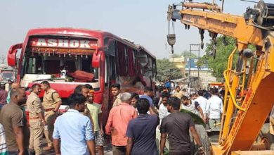 Photo of अयोध्या में बस पलटने से तीन की मौत, 30 यात्री घायल