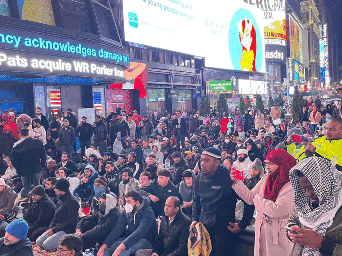 Photo of न्‍यूयॉर्क के विश्‍व प्रसिद्ध टाइम्‍स स्‍क्‍वायर पर पढ़ी गई नमाज.. ￼