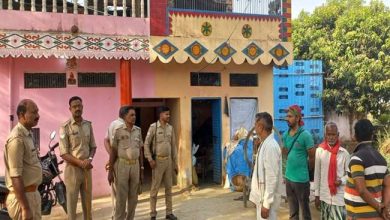 Photo of जौनपुर में पारिवारिक कलह में युवक ने चार लोगों को मारी गोली, बड़े पिता की मौत