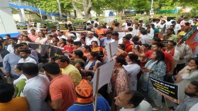 Photo of ED द्वारा गिरफ्तार किए गए दिल्ली के स्वास्थ्य मंत्री सत्येंद्र जैन को मंत्री पद से हटाने की मांग को लेकर BJP कार्यकर्ताओं ने किया प्रदर्शन…