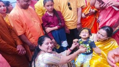 Photo of आज भी अपने गांव में ही प्रवास पर हैं CM योगी, भतीजे के मुंडन संस्कार में तिलक व हल्दी लगा कर दिया आशीष
