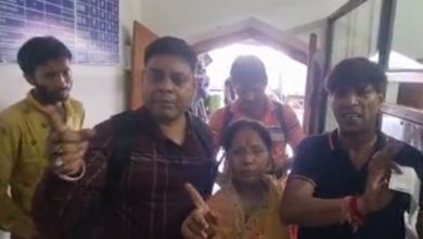 Photo of बिलासपुर स्टेशन में घंटों से ट्रेन का इंतजार कर रहे यात्रियों ने किया हंगामा