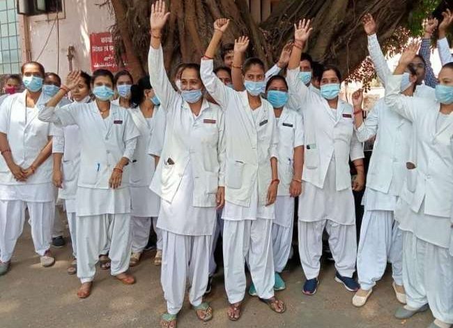 Photo of लखनऊ के बलरामपुर अस्‍पताल में ओटी टेक्नीशियन को डाक्टर ने जड़ा थप्पड़,  नाराज कर्मचारियों ने किया प्रदर्शन…..