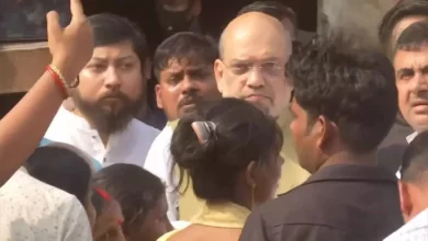 Photo of कोलकाता: भाजपा कार्यकर्ता के मौत के बाद उसके घर पहुंचे अमित शाह, बोले- सीबीआई जांच होनी चाहिए…