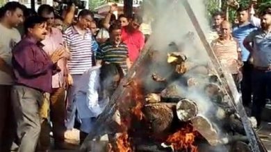 Photo of हजारों की संख्या में मौजूद लोगों बीच किया गया राहुल भट्ट का अंतिम संस्कार￼