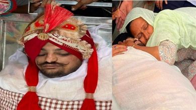 Photo of सिधू मूसेवाला के पिता ने अंतिम संस्कार के मौके पर लोगों की भीड़ को देखकर उतारी पगड़ी, मां ने बेटे काे सेहरा सजाकर अंतिम दी विदाई