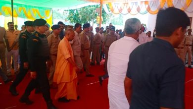 Photo of प्रतापगढ़ के करमाही गांव में एमएलसी डा. महेंद्र सिंह के घर शोक संवेदना व्यक्त करने के लिए पहुंचे CM योगी