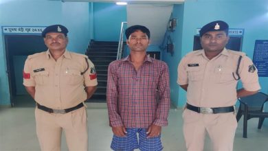 Photo of  बच्चे के हाथ में आई मोच को लेकर हुए विवाद के बाद पति ने पत्नी पर कुल्हाड़ी से वार कर उतारा मौत के घाट