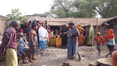 Photo of चारपाई पर सो रहे युवक को पड़ोस के दो युवकों ने चाकुओं से घोंपकर की हत्या, आरोपित हुए फरार