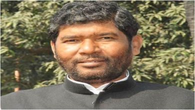 Photo of  बिहार के हाजीपुर में स्वर्ण कारोबारी की हत्या के बाद पीड़ित परिजनों से केंद्रीय मंत्री पशुपति कुमार पारस ने की मुलाकात