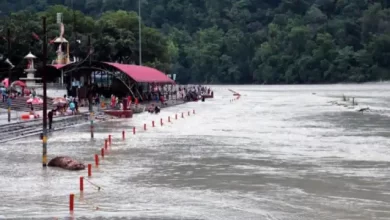 Photo of उत्तराखंड: भारी बरसात के बाद गंगा चेतावनी निशान तक पहुंची