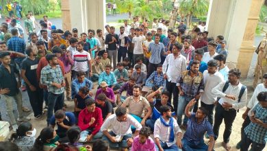 Photo of इलाहाबाद विश्‍वविद्यालय के एलएलबी छात्र कक्षा में प्रोन्‍नति की कर रहे मांग, पुलिस की हिरासत में है ये दो छात्रनेता