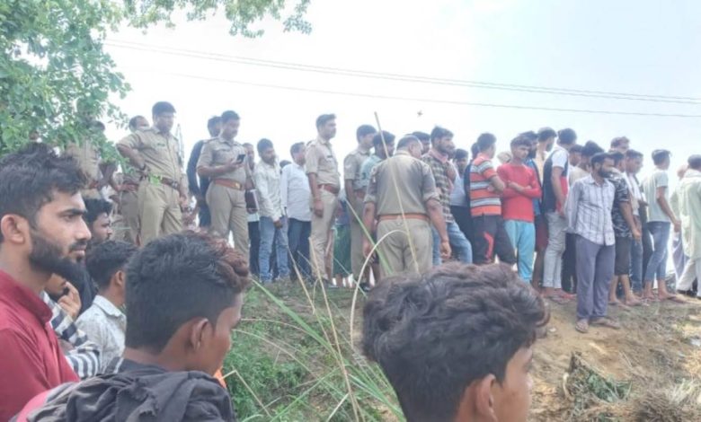 Photo of प्रयागराज-अयोध्या बाईपास पर ट्रालर और ई-रिक्शा की जोरदार टक्कर में पांच लोगों की दर्दनाक मौत