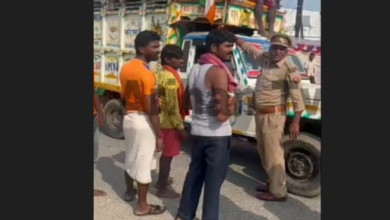 Photo of उल्टे तिरंगे को सीधा करवाकर किया तिरंगे को सेल्यूट