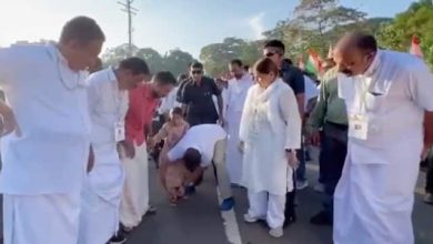 Photo of लड़की को सैंडल पहनाने में मदद करते नजर आए राहुल गांधी, देखे वीडियो