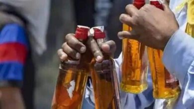 Photo of उत्तराखंड: पुलिस ने ग्रामीणों को कच्ची शराब पिलाने वाले नेता को किया गिरफ्तार ￼￼