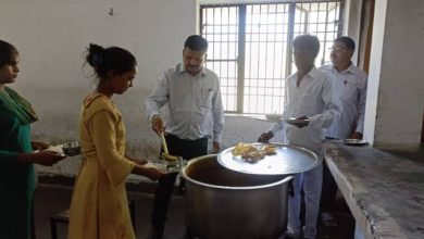 Photo of भूख से बिलख रही छात्राओं को अपने हाथों से डीएम ने परोसा भोजन
