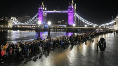 Photo of लाइन तोड़कर जबरन महारानी एलिजाबेथ के ताबूत के पास जाना चाहता था शख्स, पुलिस ने किया गिरफ्तार