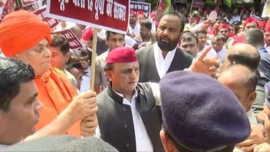 Photo of यूपी विधान सत्र: पार्टी विधायकों के साथ अखिलेश यादव ने किया पैदल मार्च