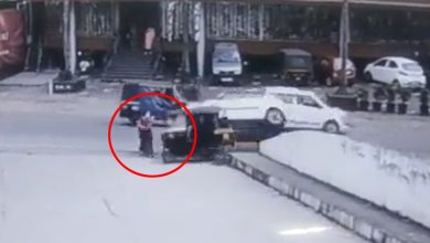 Photo of चमत्कारिक रूप सड़क हादसे में बची महिला, वीडियो देख हिल जाएगा आपका दिमाग￼