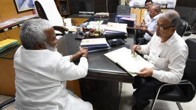 Photo of अचानक सिंचाई विभाग कार्यालय पहुंचे मंत्री स्वतंत्र देव सिंह, समय पर मौजूद नही मिले 75 प्रतिशत कर्मचारी￼