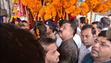 Photo of लखनऊ में आनंदी माता मंदिर से चांदी का छत्र, नाथ व दान पात्र चोरी, गुस्साए व्यापारियों का प्रदर्शन 