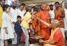 Photo of CM योगी ने शारदीय नवरात्र की नवमी पर नौ कन्याओं और एक बटुक भैरव के पैर पखारकर किया पूजन