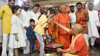 Photo of CM योगी ने शारदीय नवरात्र की नवमी पर नौ कन्याओं और एक बटुक भैरव के पैर पखारकर किया पूजन