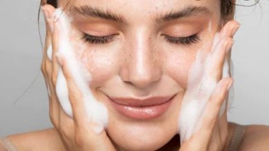 Photo of बारिश के मौसम में होती है चिपचिपाहट, तो गुलाब जल के साथ चेहरे पर लगाए ये चीज..