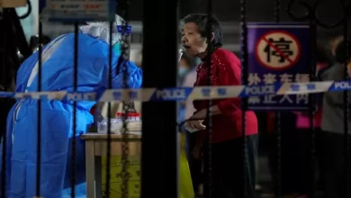 Photo of चीन- iPhone की सबसे बड़ी फैक्ट्री के आसपास हुआ कोविड लॉकडाउन