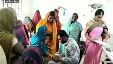 Photo of बिहार में अपंग हो चुकीं स्वास्थ्य सेवाओं की करतूत आई सामने, महिलाओं के हाथ-पैर पकड़कर की जबरन नसबंदी..