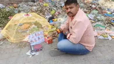 Photo of डेंगू के प्रकोप के कारण इस व्यक्ति ने अपनाया विरोध का ये अनोखा तरीका..