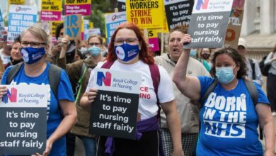 Photo of 1 लाख से अधिक नर्सें इंग्लैंड उत्तरी आयरलैंड और वेल्स में हड़तालों में हुईं शामिल, पढ़ें पूरी खबर …