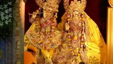 Photo of नहीं बदला वृंदावन के बिहारी जी के मंदिर में दर्शन करने का समय, दरवाजे पर श्रद्धालुयों को करना पड़ा इंतजार