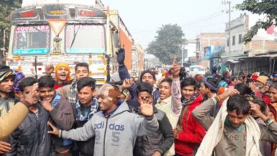 Photo of छपरा में खाद को लेकर हुआ हाहाकार, पुलिस की निगरानी में किसानों को वितरित की जा रही यूरिया