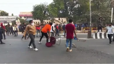 Photo of UP की इलाहाबाद यूनिवर्सिटी में भारी बवाल की खबरें आई सामने, छात्रों और गार्ड के बीच भिड़ंत..