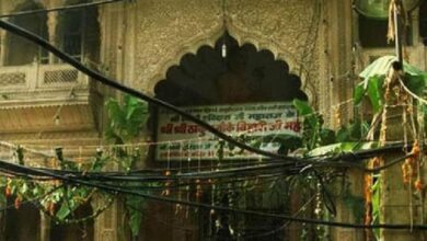 Photo of बांके बिहारी मंदिर में परिक्रमा हुई बंद, प्रशासन की ओर से भीड़ को काबू करने की हो रही कोशिश