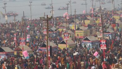 Photo of प्रयागराज में संगम तट पर श्रद्धालुओं पर की गई हेलीकॉप्‍टर से फूलों की बारिश…