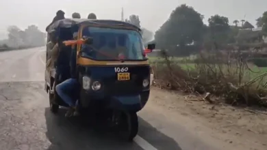 Photo of ऑटो में बैठी हुई थीं इतनी सवारियां कि पुलिस अधिकारी हुआ हैरान, यूजर ने कहा-सख्त से सख्त कार्रवाई..