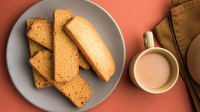 Photo of कई लोग रोज ब्रेकफास्ट में चाय के साथ रस्क खाना पसंद करते हैं, लेकिन क्या यह कॉम्बिनेशन सच में हेल्दी है?