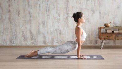 Photo of क्या ऑफिस से लौटने के बाद थकान और शरीर के दर्द से परेशान रहती हैं? इन 4 योगासनों का करें अभ्यास-