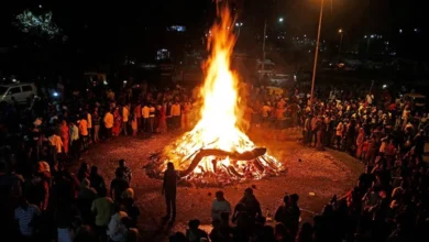 Photo of घर में आर्थिक स्थिति ठीक बनाए रखना चाहते हैं, तो होलिका दहन के दिन इन उपाय को आजमाएं-